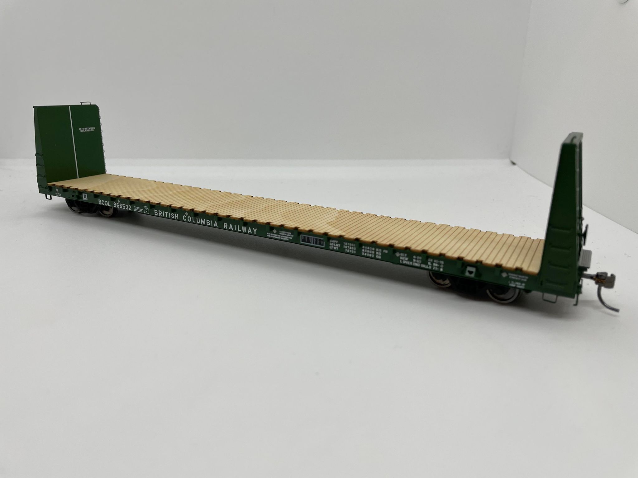 Rapido 147005 - HO 66ft Bulkhead Flatcar - British Columbia (Dark Green) #866568