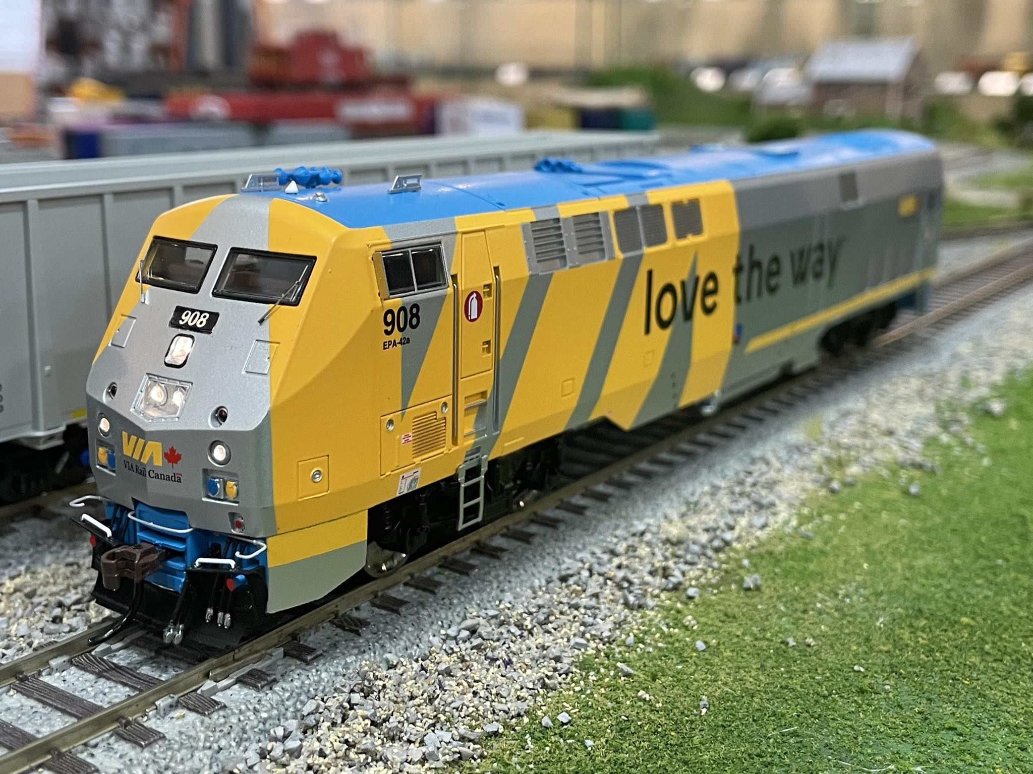 Athearn Genesis G81231 - HO GE P42DC - DCC Ready - VIA/Love The Way #908