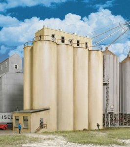 Walthers Cornerstone 2942 - HO Modern Grain Head House w/Silos Kit