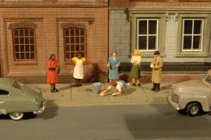 Bachmann 33117 - HO Figures - Sidewalk People (7)