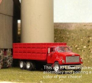 Sylvan Scale Models V-406 - HO 1:87 77-89 GMC Brigadier 2-Axle Slope Hood Grain Truck KIT