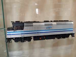 Rapido 083117 - HO EMD F40PH Ph2 w/ditch lights - DCC Ready - AMT Montreal Transit #274