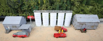 Walthers Cornerstone 4059 - HO Trackside Oil Dealer with Storage Tanks - Kit