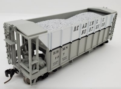 Bowser 43123 - HO RTR 70 Ton 2 Ballast Hopper w/ Side Chutes - Reading & Northern #112