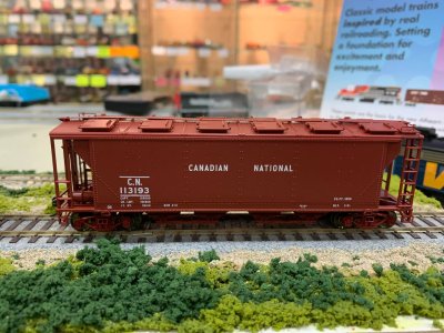 Atlas 20006358 HO Scale - Slab Side Covered Hopper - Canadian National (Delivery - 12 Hatch) #113...