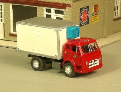 Sylvan Scale Models V-314 HO Scale - 1953-68 Diamond T Reefer Truck - Unpainted and Resin Cast Ki...