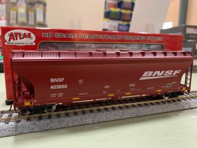 Atlas Model Railroad 20005522 HO 4650 Centerflow Hopper BNSF (Swoosh Logo) No.403612