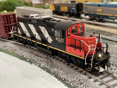 Rapido 41502 - HO GP9RM - DCC & Sound - Canadian National (Stripes) #4005