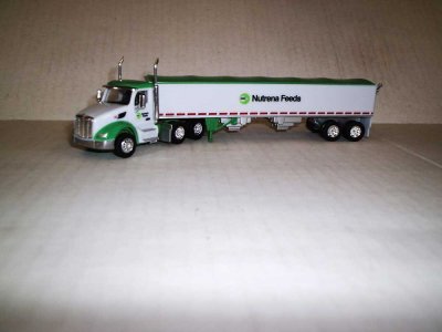 Trucks n Stuff TNS125 HO Peterbilt 579 Day-Cab Tractor w/Grain Trailer - Nutrena Feeds