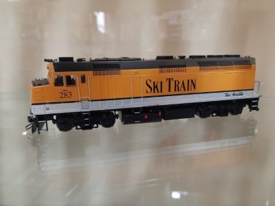 Rapido 083611 - HO EMD F40PH Ph2 w/ditch lights - DCC/Sound - DRGW Ski Train #242